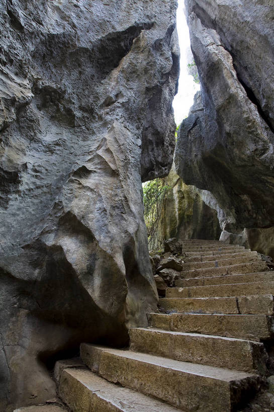 无人,竖图,彩色,室外,白天,旅游,度假,石头,名胜古迹,石林,标志建筑,地标,建筑,昆明,中国,亚洲,遗迹,石子,图片,阶梯,山路,巨石,古迹,文物,娱乐,建设,古建筑,云南,台阶,享受,休闲,旅游胜地,放松,摄影,文明,中国文化,自然风光,昆明市,古文明,东亚,云南省,中华人民共和国,省会,西南地区,滇,自然遗产,石林县,石林彝族自治县,石块,岩石,旅行,云南石林地质公园,传统文化,bj174