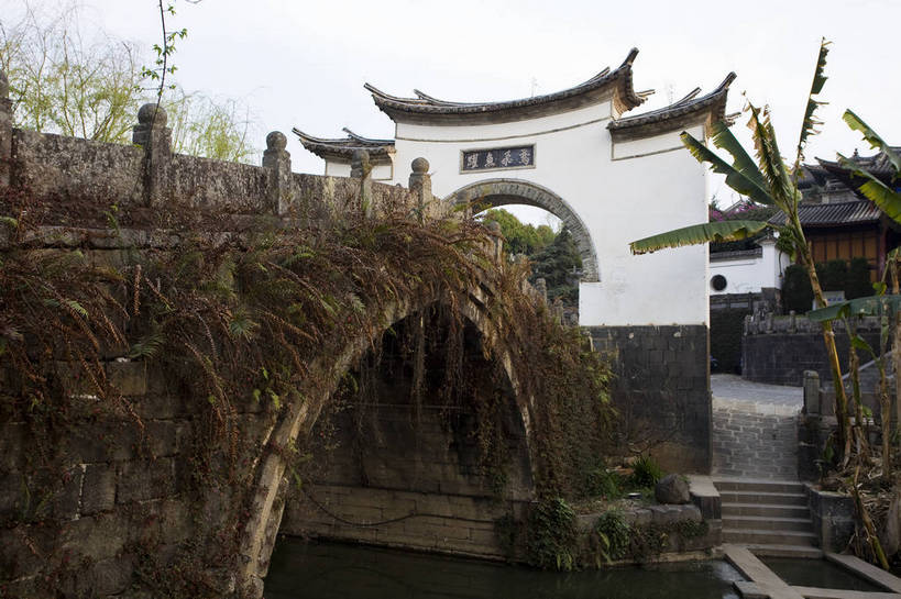 无人,横图,彩色,室外,白天,旅游,度假,美景,名胜古迹,标志建筑,城市,道路,地标,建筑,街道,路,公路,腾冲,中国,亚洲,遗迹,民俗,图片,景观,建筑群,牌楼,桥,交通,古典,古迹,历史,文物,娱乐,建设,古建筑,石桥,云南,民居,树木,古镇,古代,地标建筑,享受,休闲,旅游胜地,景色,放松,摄影,都市风光,文明,中国文化,古文明,东亚,云南省,中华人民共和国,西南地区,滇,保山,保山市,古远,河,马路,旅行,旧居,传统文化,门匾,和顺古镇,腾冲县,bj174