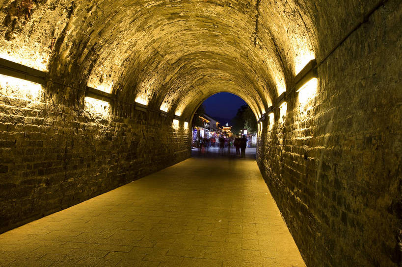 横图,彩色,室外,旅游,度假,名胜古迹,标志建筑,城市,地标,建筑,夜景,大理,中国,游人,遗迹,民俗,图片,门洞,建筑群,灯光,古典,古迹,历史,文物,娱乐,建设,古建筑,云南,古代,地标建筑,享受,休闲,旅游胜地,放松,摄影,城楼,都市风光,文明,中国文化,古文明,灯火辉煌,古远,旅行,传统文化,飞檐,bj174