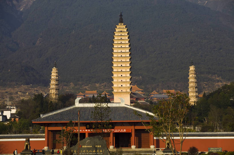 无人,寺庙,横图,彩色,室外,白天,旅游,度假,名胜古迹,标志建筑,城市,地标,建筑,大理,中国,亚洲,遗迹,民俗,图片,高塔,建筑群,塔,古典,古迹,历史,文物,娱乐,建设,古建筑,云南,古代,地标建筑,享受,休闲,旅游胜地,放松,摄影,祠堂,都市风光,文明,中国文化,古文明,东亚,云南省,中华人民共和国,西南地区,崇圣寺,崇圣寺三塔,滇,大理州,大理白族自治州,古远,旅行,传统文化,大理崇圣寺,大理三塔,三塔,云南崇圣寺三塔,bj174