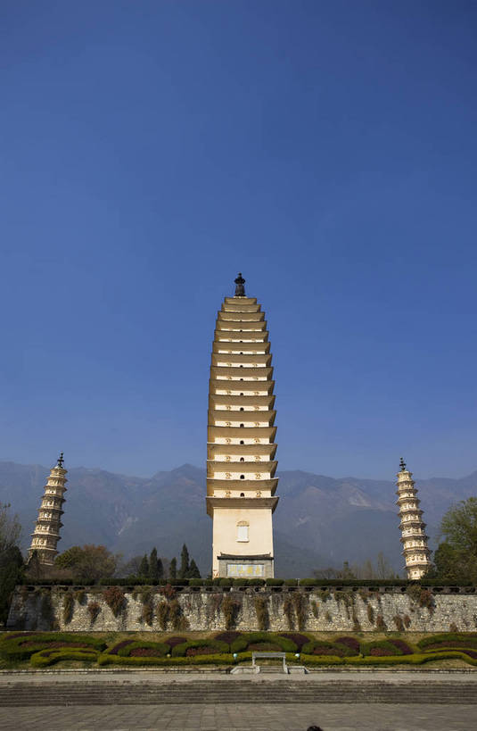 无人,寺庙,竖图,彩色,室外,白天,旅游,度假,名胜古迹,标志建筑,城市,地标,建筑,大理,中国,亚洲,遗迹,民俗,图片,高塔,建筑群,塔,古典,古迹,历史,文物,娱乐,建设,古建筑,云南,古代,地标建筑,享受,休闲,旅游胜地,放松,摄影,宗教,祠堂,都市风光,文明,中国文化,古文明,东亚,云南省,中华人民共和国,西南地区,崇圣寺,崇圣寺三塔,滇,大理州,大理白族自治州,古远,旅行,传统文化,大理崇圣寺,大理三塔,三塔,云南崇圣寺三塔,bj174