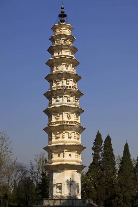 无人,寺庙,竖图,彩色,室外,白天,旅游,度假,名胜古迹,标志建筑,城市,地标,建筑,大理,中国,亚洲,遗迹,民俗,图片,高塔,建筑群,塔,古典,古迹,历史,文物,娱乐,建设,古建筑,云南,古代,地标建筑,享受,休闲,旅游胜地,放松,摄影,宗教,祠堂,都市风光,文明,中国文化,古文明,东亚,云南省,中华人民共和国,西南地区,崇圣寺,崇圣寺三塔,滇,大理州,大理白族自治州,古远,旅行,传统文化,大理崇圣寺,大理三塔,三塔,云南崇圣寺三塔,bj174