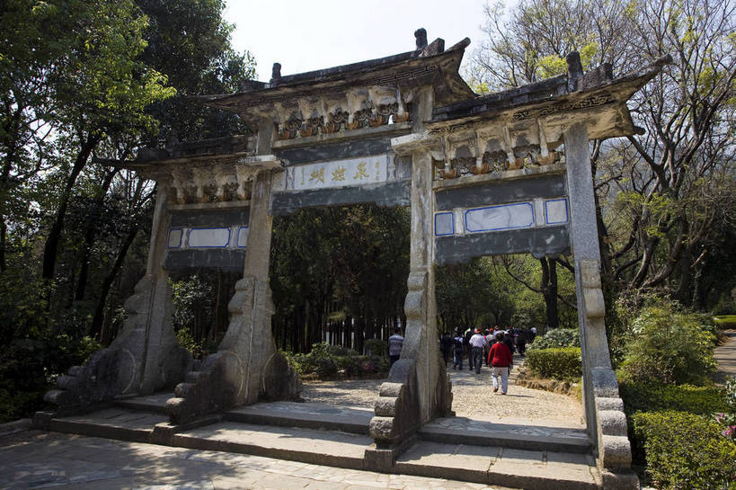 横图,彩色,室外,白天,旅游,度假,名胜古迹,标志建筑,城市,地标,建筑,大理,中国,游人,遗迹,民俗,图片,建筑群,牌坊,牌楼,古典,古迹,历史,文物,娱乐,建设,古建筑,云南,古代,地标建筑,享受,休闲,旅游胜地,放松,摄影,都市风光,文明,中国文化,蝴蝶泉,古文明,古远,旅行,传统文化,飞檐,bj174