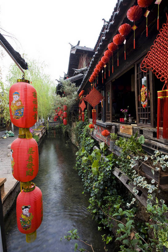 无人,竖图,彩色,室外,白天,旅游,度假,美景,名胜古迹,标志建筑,城市,道路,地标,建筑,街道,路,公路,丽江,中国,遗迹,民俗,花坛,图片,景观,建筑群,交通,古典,古迹,历史,文物,娱乐,建设,古建筑,红灯笼,云南,民居,古镇,古代,地标建筑,享受,休闲,旅游胜地,景色,放松,摄影,都市风光,文明,中国文化,古文明,古远,河,马路,旅行,旧居,传统文化,bj174