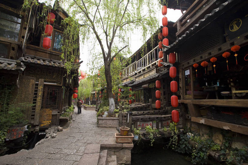 横图,彩色,室外,白天,旅游,度假,美景,名胜古迹,标志建筑,城市,道路,地标,建筑,街道,路,公路,丽江,中国,游人,遗迹,民俗,花坛,图片,景观,建筑群,交通,古典,古迹,历史,文物,娱乐,建设,古建筑,红灯笼,云南,民居,古镇,古代,地标建筑,享受,休闲,旅游胜地,景色,放松,摄影,都市风光,文明,中国文化,古文明,古远,河,马路,旅行,旧居,传统文化,bj174
