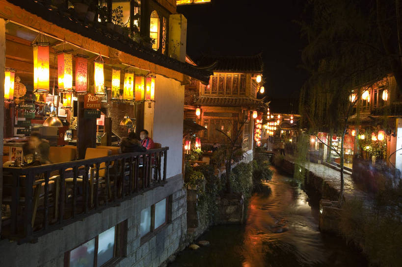 横图,彩色,室外,旅游,度假,美景,名胜古迹,标志建筑,城市,道路,地标,建筑,街道,路,夜景,公路,丽江,中国,游人,遗迹,民俗,图片,景观,建筑群,灯光,交通,古典,古迹,历史,文物,娱乐,建设,古建筑,商业街,红灯笼,云南,民居,古镇,古代,地标建筑,享受,休闲,旅游胜地,景色,放松,摄影,茶座,都市风光,文明,中国文化,古文明,灯火辉煌,古远,河,马路,旅行,居住区,传统文化,bj174