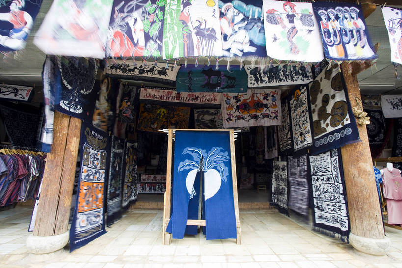 无人,商店,横图,彩色,室外,白天,旅游,度假,美景,名胜古迹,标志建筑,城市,道路,地标,建筑,街道,路,公路,丽江,中国,遗迹,民俗,图片,景观,建筑群,交通,古典,古迹,历史,文物,娱乐,建设,古建筑,云南,民居,古镇,古代,地标建筑,享受,休闲,旅游胜地,景色,放松,摄影,蜡染,都市风光,文明,中国文化,古文明,古远,马路,旅行,居住区,传统文化,束河古镇,bj174