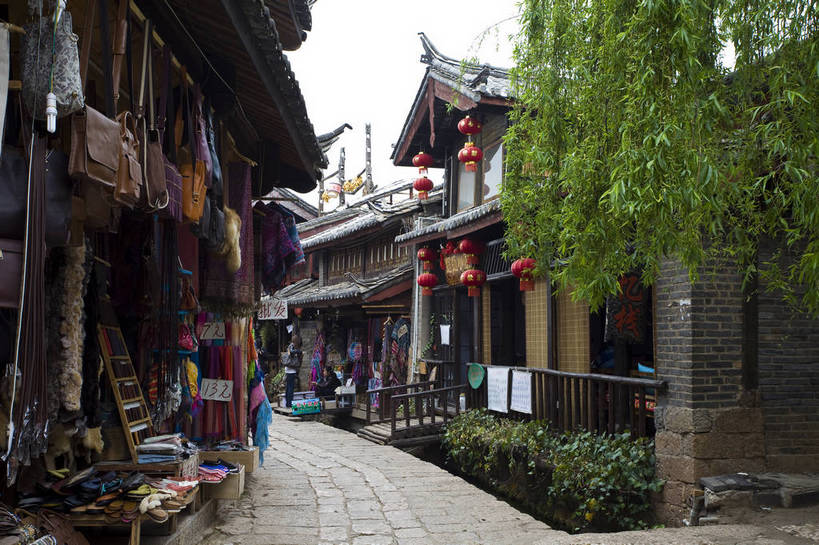 横图,彩色,室外,白天,旅游,度假,名胜古迹,标志建筑,城市,地标,建筑,丽江,中国,遗迹,民俗,图片,建筑群,古典,古迹,历史,文物,娱乐,建设,古建筑,商业街,云南,民居,古镇,古代,地标建筑,享受,休闲,旅游胜地,放松,摄影,都市风光,文明,中国文化,古文明,古远,旅行,居住区,传统文化,束河古镇,bj174