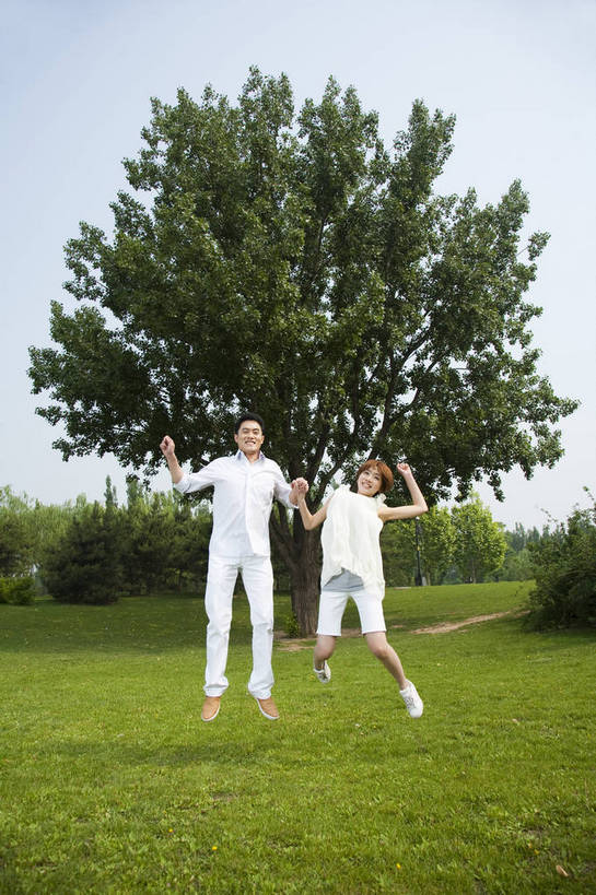 东方人,成年人,两个人,公园,笑,竖图,彩色,室外,白天,正面,爱情,度假,时尚,快乐,兴奋,幸福,纯洁,草地,草坪,树林,图片,休闲装,树,自然,郊游,休闲,健康,放松,活力,可爱,乐趣,美女,亲密,童年,童趣,摄影,生活方式,轻松,户外活动,童真,烂漫,无邪,天真,男人,男性,年轻男性,年轻女性,女人,女性,亚洲人,中国人,年轻人,情侣,休闲活动,手拉手,跳跃,全身,bj174