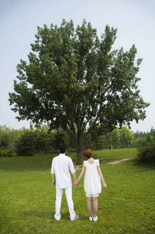 东方人,成年人,两个人,公园,竖图,彩色,室外,白天,爱情,度假,时尚,快乐,幸福,纯洁,草地,草坪,树林,图片,休闲装,树,背面,自然,站着,郊游,休闲,健康,放松,活力,可爱,乐趣,美女,亲密,童年,童趣,摄影,生活方式,轻松,户外活动,童真,烂漫,无邪,天真,男人,男性,年轻男性,年轻女性,女人,女性,亚洲人,中国人,年轻人,情侣,休闲活动,手拉手,全身,bj174