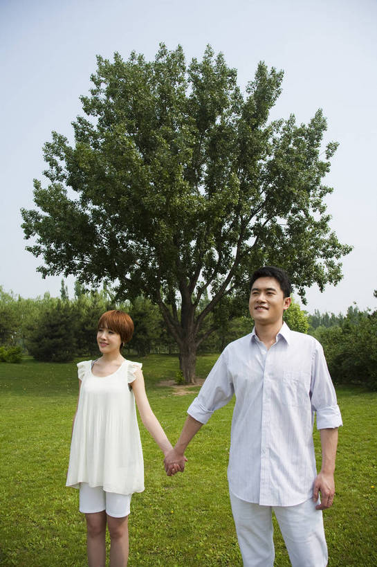 东方人,成年人,两个人,公园,走,笑,竖图,彩色,室外,白天,正面,爱情,度假,时尚,快乐,幸福,纯洁,草地,草坪,树林,图片,休闲装,树,自然,郊游,休闲,健康,放松,活力,可爱,乐趣,美女,亲密,童年,童趣,摄影,生活方式,轻松,户外活动,童真,烂漫,无邪,天真,男人,男性,年轻男性,年轻女性,女人,女性,亚洲人,中国人,年轻人,情侣,休闲活动,手拉手,半身,bj174