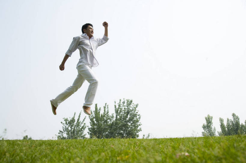 东方人,成年人,一个人,公园,笑,横图,彩色,室外,白天,侧面,度假,时尚,快乐,兴奋,幸福,纯洁,草地,草坪,树林,图片,休闲装,树,自然,郊游,休闲,健康,放松,活力,可爱,乐趣,童年,童趣,摄影,生活方式,轻松,户外活动,童真,烂漫,无邪,天真,男人,男性,年轻男性,亚洲人,中国人,年轻人,休闲活动,跳跃,全身,bj174