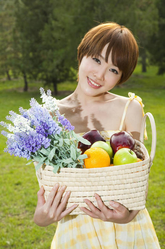 东方人,成年人,一个人,公园,笑,竖图,彩色,室外,白天,正面,度假,时尚,快乐,幸福,纯洁,采摘,草地,草坪,树林,苹果,水果,连衣裙,图片,野花,休闲装,树,自然,竹筐,站着,郊游,休闲,健康,放松,活力,可爱,乐趣,美女,童年,童趣,摄影,生活方式,轻松,户外活动,童真,烂漫,无邪,天真,年轻女性,女人,女性,亚洲人,中国人,年轻人,休闲活动,橘子,半身,愉快,bj174