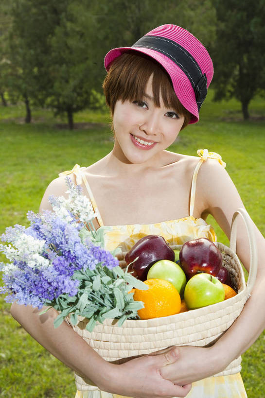 东方人,成年人,一个人,公园,笑,竖图,彩色,室外,白天,正面,度假,时尚,快乐,幸福,纯洁,采摘,草地,草坪,树林,苹果,水果,连衣裙,草帽,图片,野花,休闲装,树,自然,竹筐,站着,郊游,休闲,健康,放松,活力,可爱,乐趣,美女,童年,童趣,摄影,生活方式,轻松,户外活动,童真,烂漫,无邪,天真,年轻女性,女人,女性,亚洲人,中国人,年轻人,休闲活动,橘子,半身,愉快,bj174