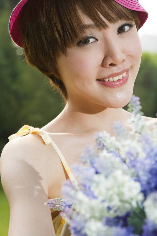 东方人,成年人,一个人,公园,笑,竖图,彩色,室外,白天,正面,度假,时尚,快乐,幸福,纯洁,采摘,草地,草坪,树林,连衣裙,草帽,图片,野花,休闲装,树,自然,竹筐,站着,郊游,休闲,健康,放松,活力,可爱,乐趣,美女,童年,童趣,摄影,生活方式,轻松,户外活动,童真,烂漫,无邪,天真,年轻女性,女人,女性,亚洲人,中国人,年轻人,休闲活动,半身,愉快,bj174