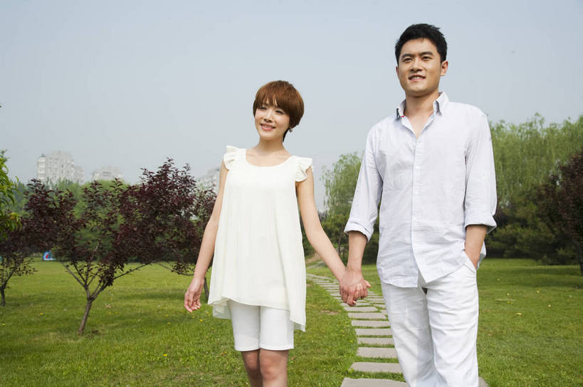 东方人,成年人,两个人,公园,走,笑,横图,彩色,室外,白天,正面,爱情,度假,时尚,快乐,幸福,纯洁,草地,草坪,树林,漫步,图片,小路,休闲装,树,自然,郊游,休闲,健康,放松,活力,可爱,乐趣,美女,亲密,童年,童趣,摄影,生活方式,轻松,户外活动,童真,烂漫,无邪,天真,男人,男性,年轻男性,年轻女性,女人,女性,亚洲人,中国人,年轻人,情侣,休闲活动,手拉手,半身,bj174