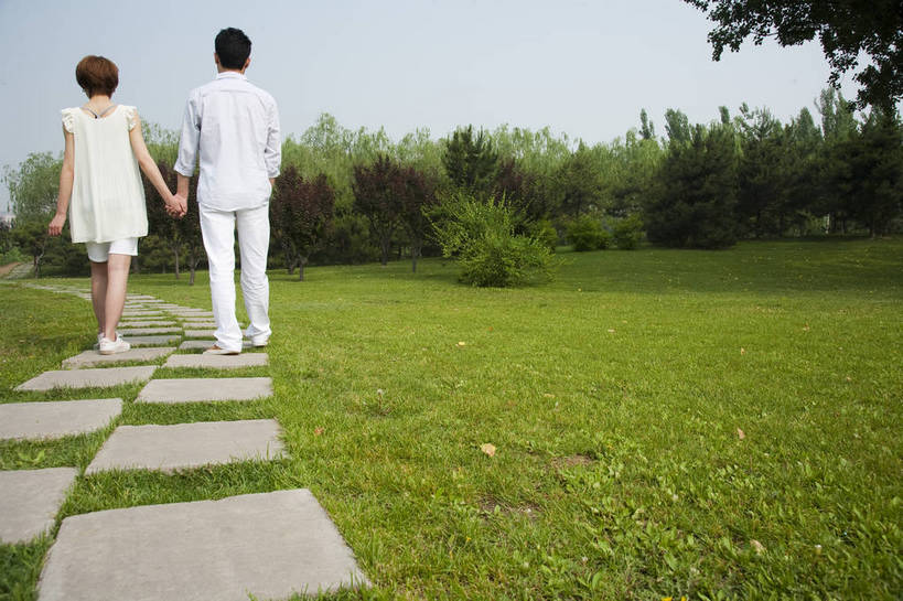 东方人,成年人,两个人,公园,走,横图,彩色,室外,白天,爱情,度假,时尚,快乐,幸福,纯洁,草地,草坪,树林,漫步,图片,小路,休闲装,树,背面,自然,郊游,休闲,健康,放松,活力,可爱,乐趣,美女,亲密,童年,童趣,摄影,生活方式,轻松,户外活动,童真,烂漫,无邪,天真,男人,男性,年轻男性,年轻女性,女人,女性,亚洲人,中国人,年轻人,情侣,休闲活动,手拉手,全身,bj174