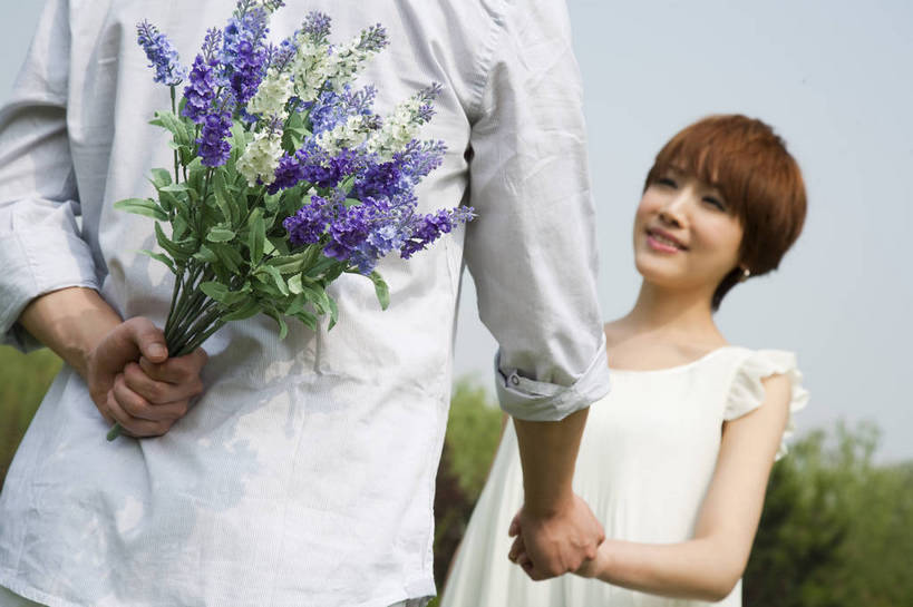 东方人,成年人,两个人,公园,笑,横图,彩色,室外,白天,爱情,度假,时尚,快乐,幸福,纯洁,草地,草坪,树林,盛开,图片,野花,花蕾,休闲装,花,花瓣,花朵,鲜花,树,背面,自然,花苞,花蕊,站着,一束,郊游,休闲,健康,放松,活力,可爱,乐趣,美女,亲密,童年,童趣,摄影,生活方式,赠送,轻松,户外活动,童真,烂漫,无邪,奉送,赠予,天真,男人,男性,年轻男性,年轻女性,女人,女性,亚洲人,中国人,年轻人,情侣,休闲活动,拉手,半身,bj174