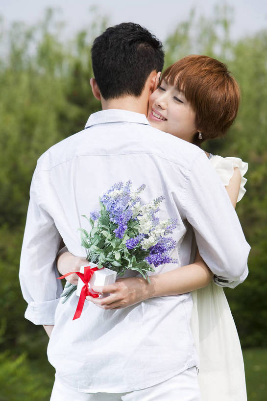 东方人,成年人,两个人,公园,笑,竖图,彩色,室外,白天,爱情,度假,时尚,快乐,幸福,纯洁,草地,草坪,树林,盛开,图片,野花,花蕾,休闲装,花,花瓣,花朵,鲜花,树,背面,自然,花苞,花蕊,站着,一束,郊游,休闲,健康,放松,活力,可爱,乐趣,美女,亲密,童年,童趣,摄影,生活方式,赠送,轻松,户外活动,童真,烂漫,无邪,奉送,赠予,天真,男人,男性,年轻男性,年轻女性,女人,女性,亚洲人,中国人,年轻人,情侣,休闲活动,拥抱,半身,bj174