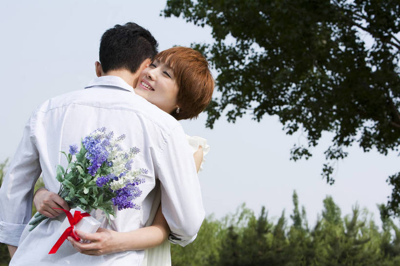 东方人,成年人,两个人,公园,笑,横图,彩色,室外,白天,爱情,度假,时尚,快乐,幸福,纯洁,草地,草坪,树林,盛开,图片,野花,花蕾,休闲装,花,花瓣,花朵,鲜花,树,背面,自然,花苞,花蕊,站着,一束,郊游,休闲,健康,放松,活力,可爱,乐趣,美女,亲密,童年,童趣,摄影,生活方式,赠送,轻松,户外活动,童真,烂漫,无邪,奉送,赠予,天真,男人,男性,年轻男性,年轻女性,女人,女性,亚洲人,中国人,年轻人,情侣,休闲活动,拥抱,半身,bj174