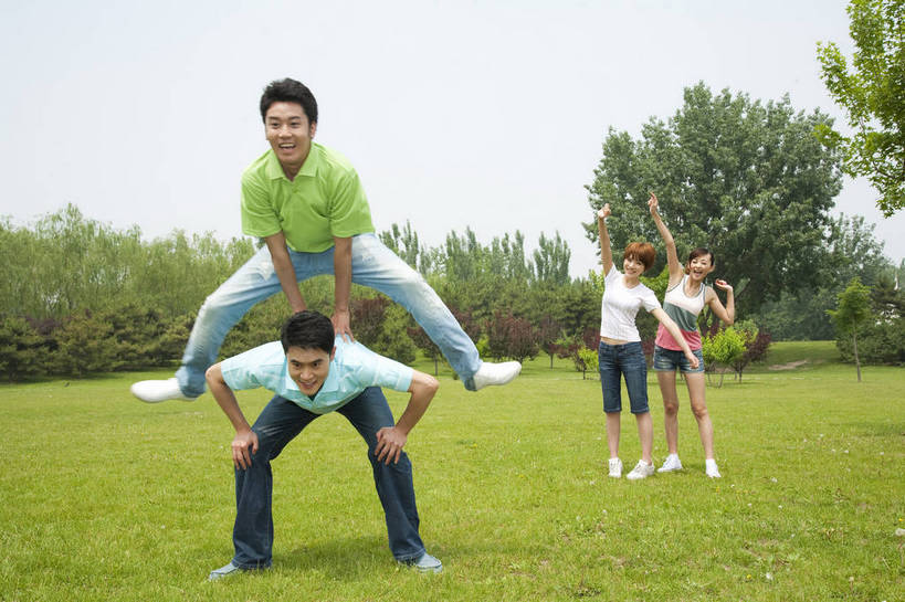 东方人,成年人,伙伴,公园,笑,横图,彩色,室外,白天,正面,度假,时尚,快乐,友谊,幸福,纯洁,运动,合作,团队,草地,草坪,树林,图片,许多人,休闲装,树,自然,加油,站着,一群人,郊游,休闲,健康,放松,活力,可爱,乐趣,美女,童年,童趣,摄影,生活方式,轻松,同伴,飞跃,户外活动,童真,烂漫,无邪,跳马,天真,友情,男人,男性,年轻男性,年轻女性,女人,女性,亚洲人,中国人,年轻人,休闲活动,蹲着,全身,bj174