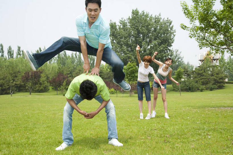 东方人,成年人,伙伴,公园,笑,横图,彩色,室外,白天,正面,度假,时尚,快乐,友谊,幸福,纯洁,运动,合作,团队,草地,草坪,树林,图片,许多人,休闲装,树,自然,加油,站着,一群人,郊游,休闲,健康,放松,活力,可爱,乐趣,美女,童年,童趣,摄影,生活方式,轻松,同伴,飞跃,户外活动,童真,烂漫,无邪,跳马,天真,友情,男人,男性,年轻男性,年轻女性,女人,女性,亚洲人,中国人,年轻人,休闲活动,蹲着,全身,bj174