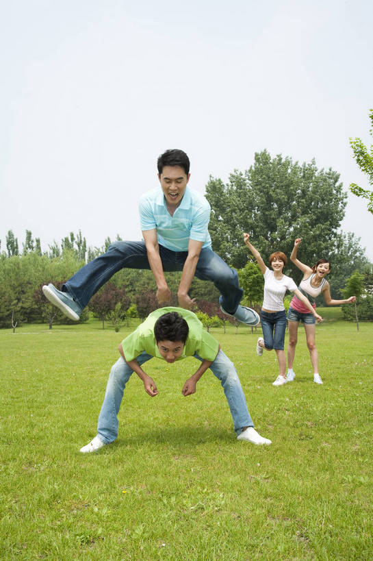 东方人,成年人,伙伴,公园,笑,竖图,彩色,室外,白天,正面,度假,时尚,快乐,友谊,幸福,纯洁,运动,合作,团队,草地,草坪,树林,图片,许多人,休闲装,树,自然,加油,站着,一群人,郊游,休闲,健康,放松,活力,可爱,乐趣,美女,童年,童趣,摄影,生活方式,轻松,同伴,飞跃,户外活动,童真,烂漫,无邪,跳马,天真,友情,男人,男性,年轻男性,年轻女性,女人,女性,亚洲人,中国人,年轻人,休闲活动,蹲着,全身,bj174
