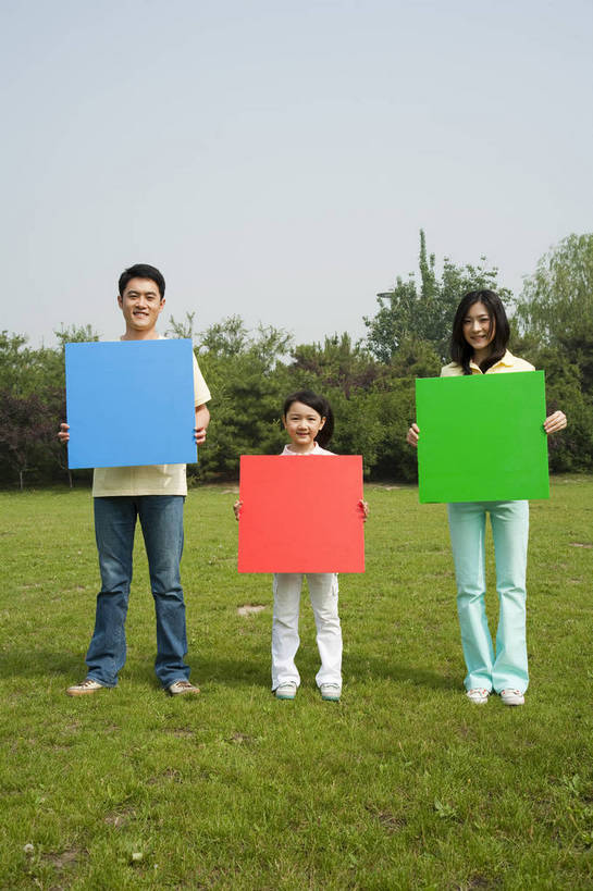 东方人,儿童,成年人,三个人,家庭,父母,母亲,父亲,女儿,公园,笑,竖图,彩色,室外,白天,正面,度假,时尚,快乐,幸福,纯洁,草地,草坪,树林,图片,休闲装,树,小孩,小女孩,自然,彩纸,站着,郊游,休闲,健康,温暖,温馨,父女,母女,三口之家,一家人,放松,活力,可爱,乐趣,亲密,童年,童趣,摄影,生活方式,和睦,轻松,卡纸,户外活动,童真,烂漫,无邪,天真,男人,男性,年轻男性,年轻女性,女人,女性,亚洲人,中国人,孩子,年轻人,休闲活动,举着,全身,爱,融洽,bj174
