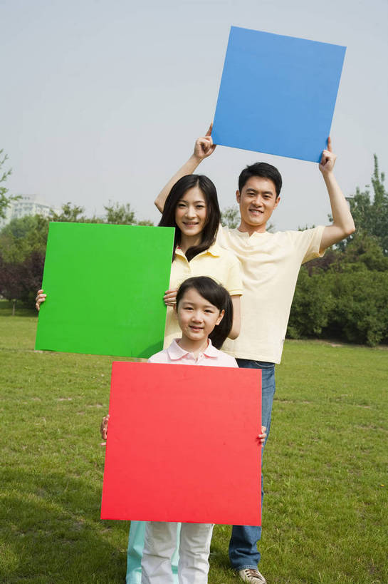 东方人,儿童,成年人,三个人,家庭,父母,母亲,父亲,女儿,公园,笑,竖图,彩色,室外,白天,正面,度假,时尚,快乐,幸福,纯洁,草地,草坪,树林,图片,休闲装,树,小孩,小女孩,自然,彩纸,站着,郊游,休闲,健康,温暖,温馨,父女,母女,三口之家,一家人,放松,活力,可爱,乐趣,亲密,童年,童趣,摄影,生活方式,和睦,轻松,卡纸,户外活动,童真,烂漫,无邪,天真,男人,男性,年轻男性,年轻女性,女人,女性,亚洲人,中国人,孩子,年轻人,休闲活动,举着,全身,爱,融洽,bj174