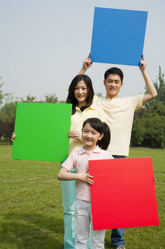 东方人,儿童,成年人,三个人,家庭,父母,母亲,父亲,女儿,公园,笑,竖图,彩色,室外,白天,正面,度假,时尚,快乐,幸福,纯洁,草地,草坪,树林,图片,休闲装,树,小孩,小女孩,自然,彩纸,站着,郊游,休闲,健康,温暖,温馨,父女,母女,三口之家,一家人,放松,活力,可爱,乐趣,亲密,童年,童趣,摄影,生活方式,和睦,轻松,卡纸,户外活动,童真,烂漫,无邪,天真,男人,男性,年轻男性,年轻女性,女人,女性,亚洲人,中国人,孩子,年轻人,休闲活动,举着,全身,爱,融洽,bj174