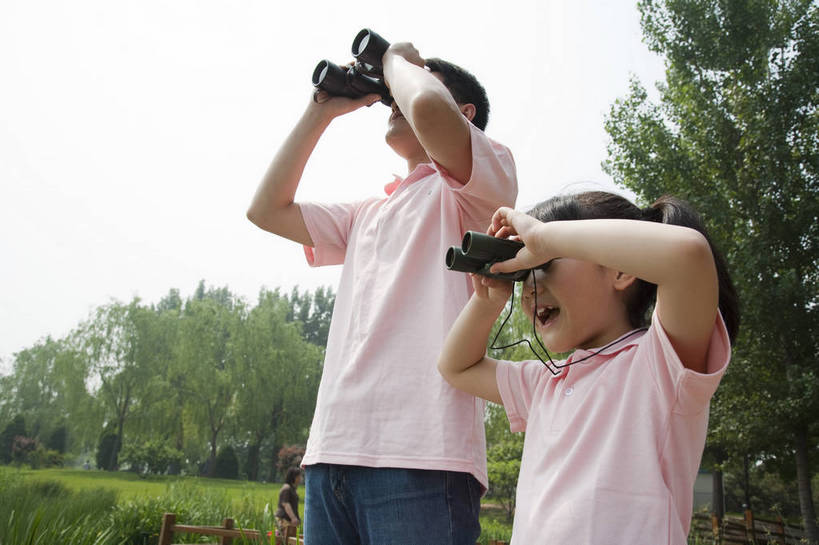 东方人,儿童,成年人,两个人,家庭,父亲,女儿,公园,横图,彩色,室外,白天,侧面,度假,时尚,快乐,幸福,纯洁,树林,眺望,图片,望远镜,休闲装,小孩,小女孩,自然,站着,郊游,休闲,健康,温馨,父女,放松,活力,可爱,乐趣,亲密,童年,童趣,摄影,生活方式,轻松,户外活动,童真,烂漫,无邪,天真,男人,男性,年轻男性,亚洲人,中国人,孩子,年轻人,休闲活动,半身,爱,bj174