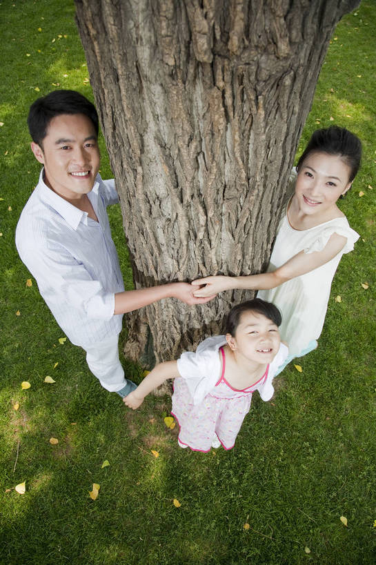 东方人,儿童,成年人,三个人,家庭,父母,母亲,父亲,女儿,公园,微笑,竖图,彩色,室外,白天,侧面,度假,时尚,快乐,幸福,纯洁,草地,草坪,环绕,图片,休闲装,树,树干,小孩,小女孩,自然,站着,郊游,休息,休闲,健康,温暖,温馨,父女,母女,三口之家,一家人,放松,活力,可爱,乐趣,亲密,童年,童趣,摄影,生活方式,和睦,轻松,围着,户外活动,童真,烂漫,无邪,天真,男人,男性,年轻男性,年轻女性,女人,女性,亚洲人,中国人,孩子,年轻人,休闲活动,全身,爱,融洽,bj174
