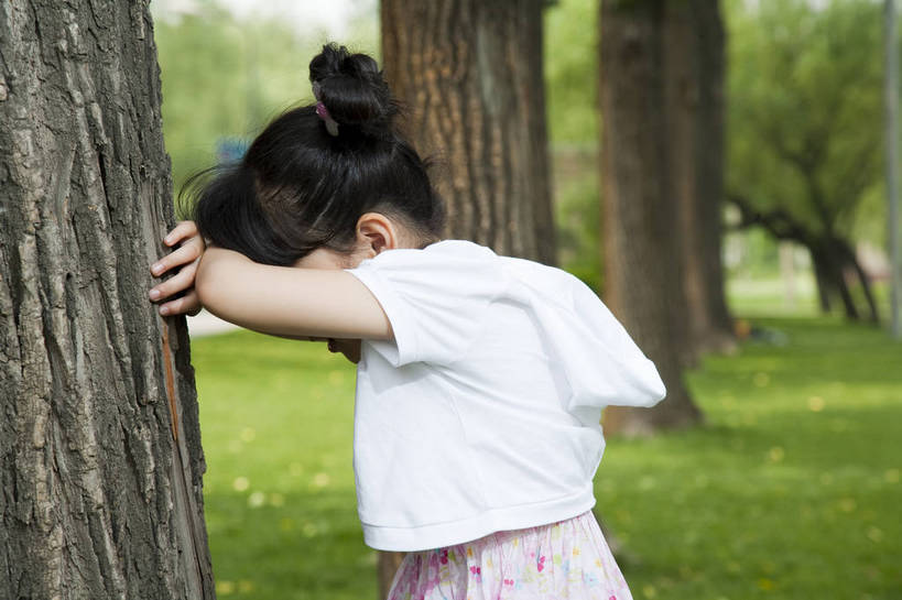 东方人,儿童,一个人,公园,横图,彩色,室外,白天,侧面,度假,时尚,快乐,幸福,纯洁,草地,草坪,树林,图片,休闲装,树,树干,小孩,小女孩,自然,低头,倚靠,站着,郊游,休闲,健康,放松,活力,可爱,乐趣,童年,童趣,沉思,摄影,生活方式,轻松,户外活动,童真,烂漫,无邪,垂头,天真,女人,女性,亚洲人,中国人,孩子,休闲活动,半身,bj174