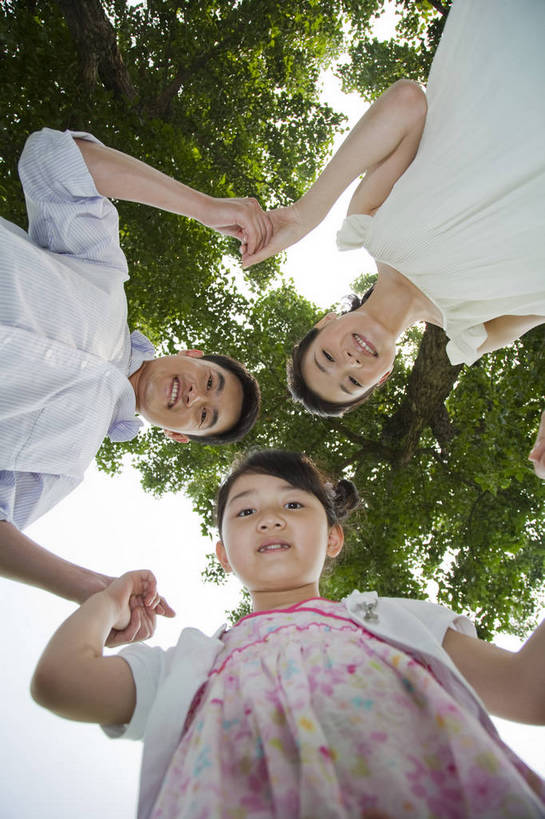 东方人,儿童,成年人,三个人,家庭,父母,母亲,父亲,女儿,公园,微笑,竖图,彩色,室外,白天,仰视,度假,时尚,快乐,幸福,纯洁,树林,图片,圆圈,休闲装,树,小孩,小女孩,自然,站着,郊游,休息,休闲,健康,温暖,温馨,父女,母女,三口之家,一家人,放松,活力,可爱,乐趣,亲密,童年,童趣,摄影,生活方式,和睦,轻松,围着,户外活动,童真,烂漫,无邪,天真,男人,男性,年轻男性,年轻女性,女人,女性,亚洲人,中国人,孩子,年轻人,休闲活动,拉手,半身,低角度拍摄,爱,融洽,bj174