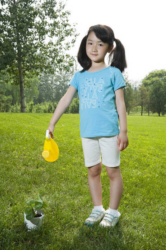 东方人,儿童,一个人,公园,微笑,竖图,彩色,室外,白天,正面,度假,时尚,快乐,幸福,纯洁,草地,草坪,树林,花盆,图片,休闲装,浇花,浇水,小孩,小女孩,自然,站着,郊游,休闲,健康,放松,活力,可爱,乐趣,童年,童趣,摄影,生活方式,轻松,户外活动,童真,烂漫,无邪,天真,女人,女性,亚洲人,中国人,孩子,休闲活动,全身,bj174