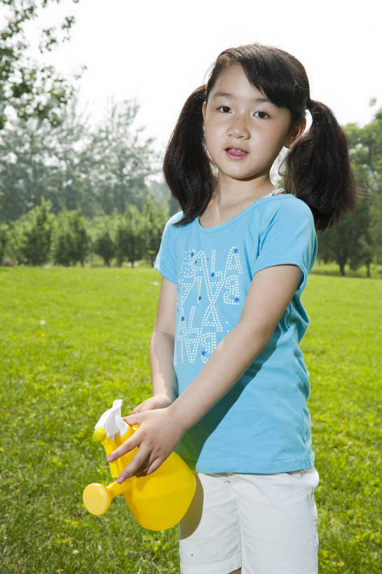 东方人,儿童,一个人,公园,微笑,竖图,彩色,室外,白天,正面,度假,时尚,快乐,幸福,纯洁,草地,草坪,树林,图片,休闲装,浇花,浇水,小孩,小女孩,自然,站着,郊游,休闲,健康,放松,活力,可爱,乐趣,童年,童趣,摄影,生活方式,轻松,户外活动,童真,烂漫,无邪,天真,女人,女性,亚洲人,中国人,孩子,休闲活动,半身,bj174