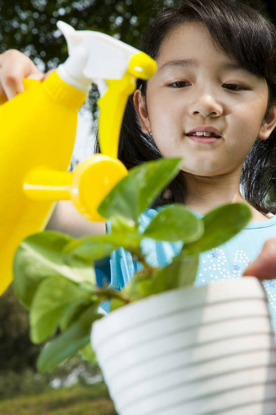 东方人,儿童,一个人,公园,微笑,竖图,彩色,室外,白天,正面,度假,时尚,快乐,幸福,纯洁,草地,草坪,树林,图片,休闲装,浇花,浇水,小孩,小女孩,自然,站着,郊游,休闲,健康,放松,活力,可爱,乐趣,童年,童趣,摄影,生活方式,轻松,户外活动,童真,烂漫,无邪,天真,女人,女性,亚洲人,中国人,孩子,休闲活动,半身,bj174