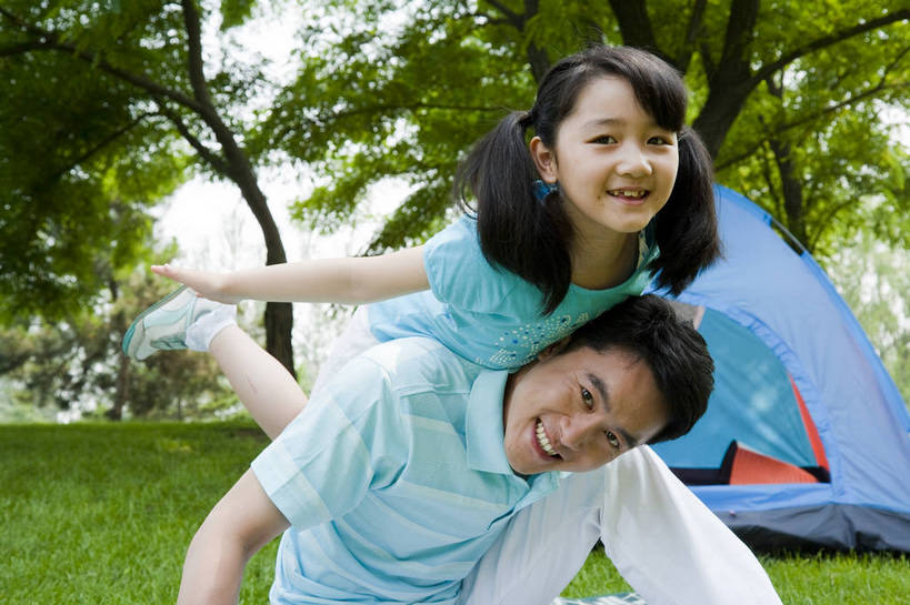 东方人,儿童,一个人,公园,微笑,横图,彩色,室外,白天,侧面,度假,时尚,快乐,幸福,纯洁,草地,草坪,树林,图片,帐篷,休闲装,小孩,小女孩,自然,探头,郊游,休息,休闲,健康,放松,活力,可爱,乐趣,童年,童趣,摄影,生活方式,轻松,户外活动,童真,烂漫,无邪,宿营,天真,女人,女性,亚洲人,中国人,孩子,休闲活动,坐着,半身,bj174