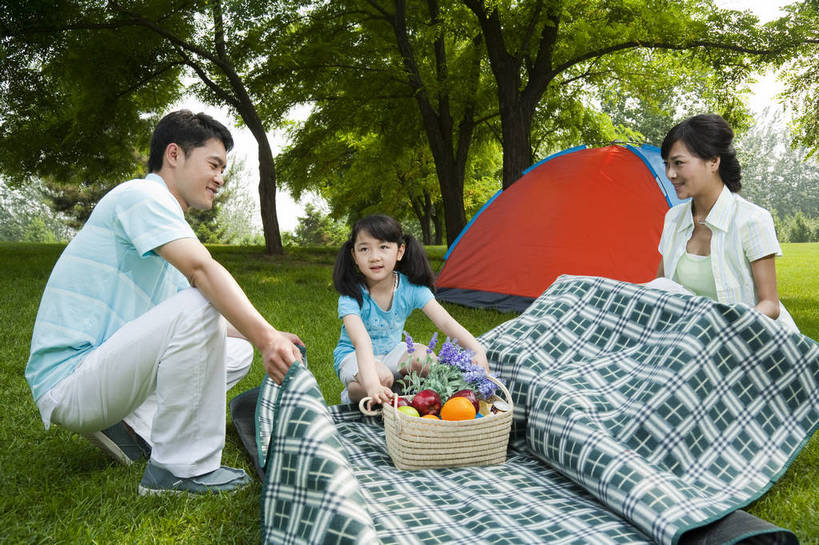 东方人,儿童,成年人,三个人,家庭,父母,母亲,父亲,女儿,公园,微笑,横图,彩色,室外,白天,侧面,度假,时尚,快乐,幸福,纯洁,草地,草坪,树林,水果,图片,帐篷,野餐,野花,休闲装,小孩,小女孩,自然,竹筐,站着,郊游,休息,休闲,健康,温暖,温馨,父女,母女,三口之家,一家人,放松,活力,可爱,乐趣,亲密,童年,童趣,摄影,生活方式,和睦,轻松,户外活动,童真,烂漫,无邪,宿营,天真,男人,男性,年轻男性,年轻女性,女人,女性,亚洲人,中国人,孩子,年轻人,休闲活动,蹲着,全身,爱,融洽,bj174