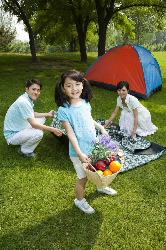 东方人,儿童,成年人,三个人,家庭,父母,母亲,父亲,女儿,公园,微笑,竖图,彩色,室外,白天,侧面,度假,时尚,快乐,幸福,纯洁,草地,草坪,树林,水果,图片,帐篷,野餐,野花,休闲装,小孩,小女孩,自然,竹筐,站着,郊游,休息,休闲,健康,温暖,温馨,父女,母女,三口之家,一家人,放松,活力,可爱,乐趣,亲密,童年,童趣,摄影,生活方式,和睦,轻松,户外活动,童真,烂漫,无邪,宿营,天真,男人,男性,年轻男性,年轻女性,女人,女性,亚洲人,中国人,孩子,年轻人,休闲活动,蹲着,全身,爱,融洽,bj174