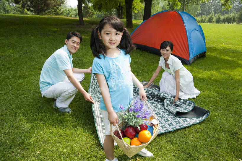 东方人,儿童,成年人,三个人,家庭,父母,母亲,父亲,女儿,公园,微笑,横图,彩色,室外,白天,侧面,度假,时尚,快乐,幸福,纯洁,草地,草坪,树林,水果,图片,帐篷,野餐,野花,休闲装,小孩,小女孩,自然,竹筐,站着,郊游,休息,休闲,健康,温暖,温馨,父女,母女,三口之家,一家人,放松,活力,可爱,乐趣,亲密,童年,童趣,摄影,生活方式,和睦,轻松,户外活动,童真,烂漫,无邪,宿营,天真,男人,男性,年轻男性,年轻女性,女人,女性,亚洲人,中国人,孩子,年轻人,休闲活动,蹲着,全身,爱,融洽,bj174