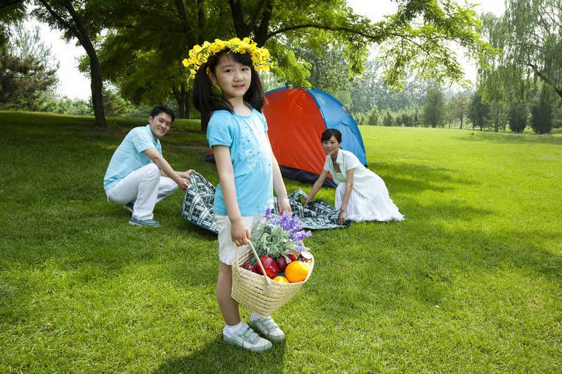 东方人,儿童,成年人,三个人,家庭,父母,母亲,父亲,女儿,公园,微笑,横图,彩色,室外,白天,侧面,度假,时尚,快乐,幸福,纯洁,草地,草坪,树林,水果,图片,帐篷,野餐,野花,休闲装,小孩,小女孩,自然,竹筐,站着,郊游,休息,休闲,健康,温暖,温馨,父女,母女,三口之家,一家人,放松,活力,可爱,乐趣,亲密,童年,童趣,摄影,生活方式,和睦,轻松,户外活动,童真,烂漫,无邪,宿营,天真,男人,男性,年轻男性,年轻女性,女人,女性,亚洲人,中国人,孩子,年轻人,休闲活动,蹲着,全身,爱,融洽,bj174