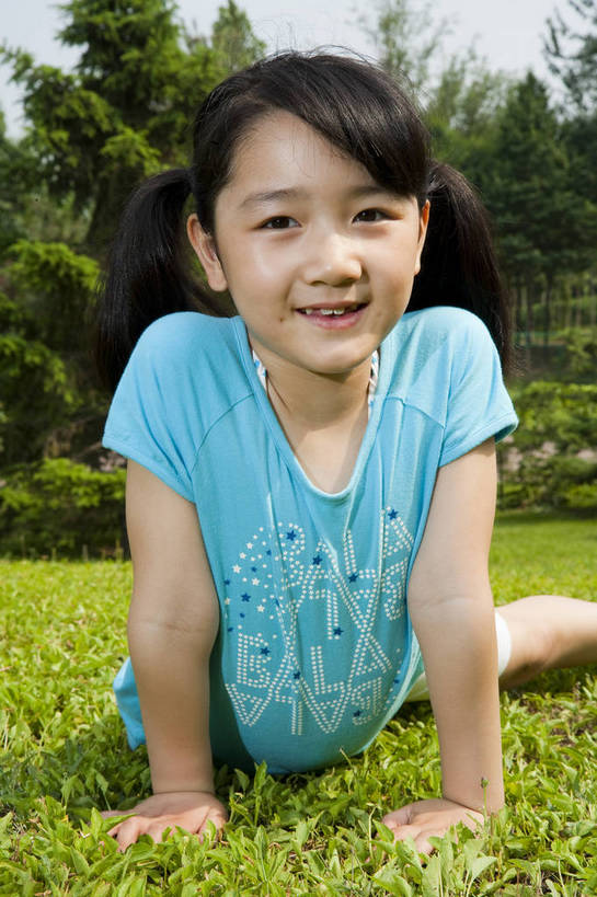 东方人,儿童,一个人,公园,微笑,竖图,彩色,室外,白天,正面,度假,时尚,游戏,快乐,幸福,纯洁,草地,草坪,树林,图片,托腮,休闲装,小孩,小女孩,自然,趴着,郊游,休闲,健康,放松,活力,可爱,乐趣,童年,童趣,摄影,生活方式,轻松,户外活动,童真,烂漫,无邪,天真,女人,女性,亚洲人,中国人,孩子,休闲活动,玩耍,全身,bj174