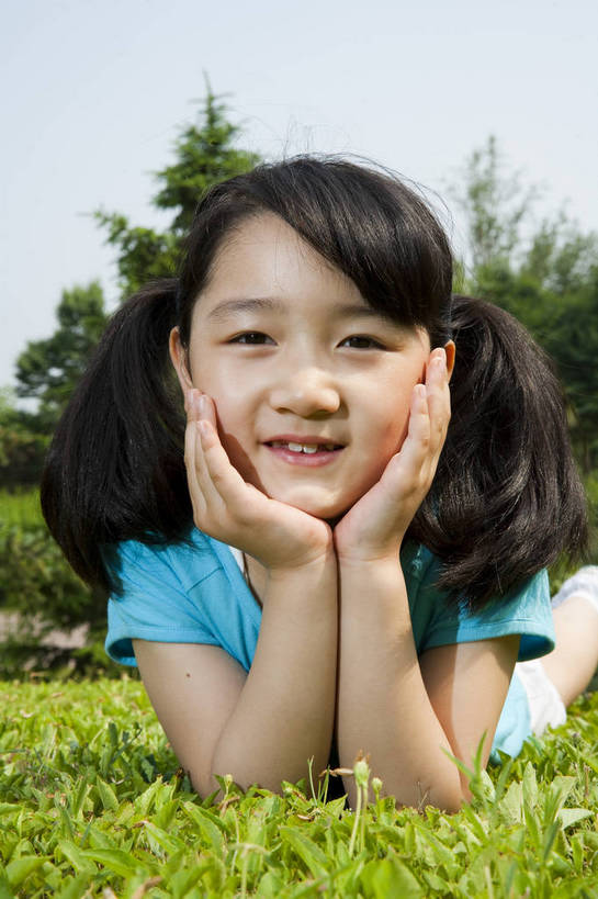 东方人,儿童,一个人,公园,微笑,竖图,彩色,室外,白天,正面,度假,时尚,游戏,快乐,幸福,纯洁,草地,草坪,树林,图片,托腮,休闲装,小孩,小女孩,自然,趴着,郊游,休闲,健康,放松,活力,可爱,乐趣,童年,童趣,摄影,头像,生活方式,轻松,户外活动,童真,烂漫,无邪,天真,女人,女性,亚洲人,中国人,孩子,休闲活动,玩耍,bj174