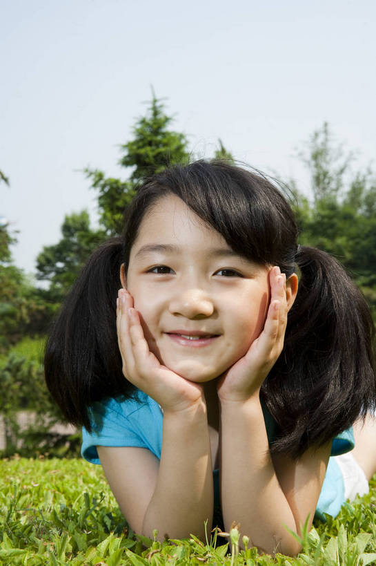 东方人,儿童,一个人,公园,微笑,竖图,彩色,室外,白天,正面,度假,时尚,游戏,快乐,幸福,纯洁,草地,草坪,树林,图片,托腮,休闲装,小孩,小女孩,自然,趴着,郊游,休闲,健康,放松,活力,可爱,乐趣,童年,童趣,摄影,头像,生活方式,轻松,户外活动,童真,烂漫,无邪,天真,女人,女性,亚洲人,中国人,孩子,休闲活动,玩耍,bj174