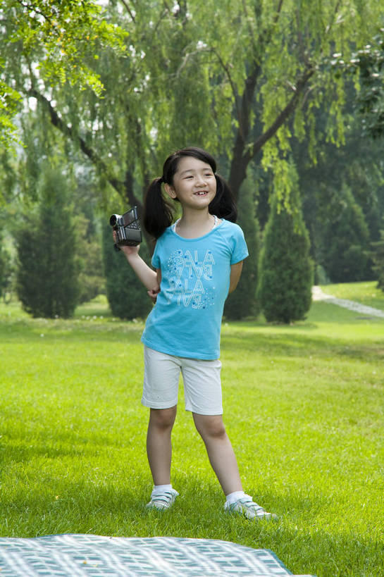 东方人,儿童,一个人,公园,微笑,竖图,彩色,室外,白天,正面,度假,时尚,快乐,幸福,纯洁,草地,草坪,树林,图片,休闲装,小孩,小女孩,拍照,自然,站着,郊游,休闲,健康,放松,活力,可爱,乐趣,童年,童趣,摄像,摄影,生活方式,轻松,户外活动,童真,烂漫,无邪,天真,女人,女性,亚洲人,中国人,孩子,休闲活动,全身,bj174