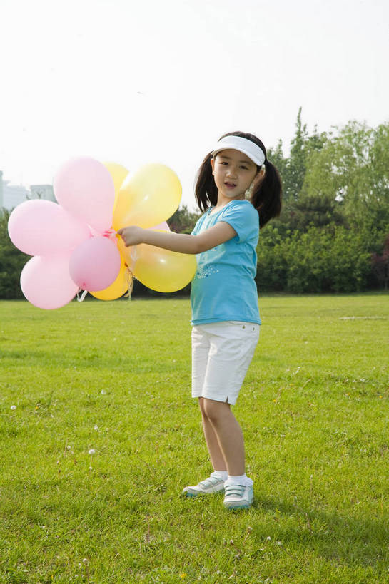 东方人,儿童,一个人,公园,微笑,竖图,彩色,室外,白天,正面,度假,时尚,游戏,快乐,幸福,纯洁,草地,草坪,树林,图片,休闲装,小孩,小女孩,自然,气球,站着,郊游,休闲,健康,放松,活力,可爱,乐趣,童年,童趣,摄影,生活方式,轻松,户外活动,童真,烂漫,无邪,天真,女人,女性,亚洲人,中国人,孩子,休闲活动,玩耍,全身,bj174