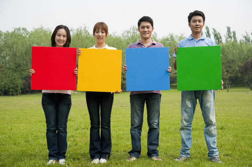 东方人,成年人,伙伴,公园,微笑,横图,彩色,室外,白天,正面,度假,时尚,快乐,友谊,幸福,纯洁,合作,团队,草地,草坪,树林,一排,图片,许多人,休闲装,排列,自然,彩纸,站着,一群人,郊游,休闲,健康,放松,活力,可爱,乐趣,童年,童趣,自信,摄影,生活方式,轻松,同伴,卡纸,户外活动,童真,烂漫,无邪,天真,友情,男人,男性,年轻男性,年轻女性,女人,女性,亚洲人,中国人,年轻人,休闲活动,举着,全身,bj174