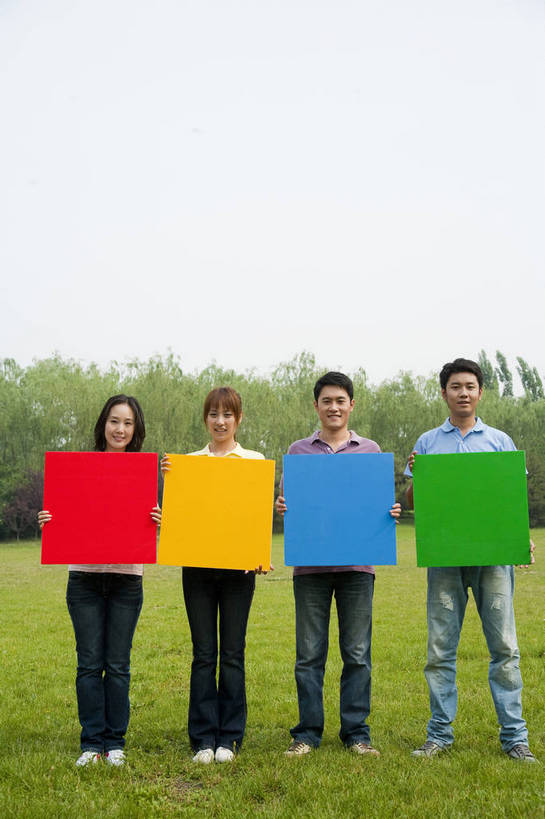 东方人,成年人,伙伴,公园,微笑,竖图,彩色,室外,白天,正面,度假,时尚,快乐,友谊,幸福,纯洁,合作,团队,草地,草坪,树林,一排,图片,许多人,休闲装,排列,自然,彩纸,站着,一群人,郊游,休闲,健康,放松,活力,可爱,乐趣,童年,童趣,自信,摄影,生活方式,轻松,同伴,卡纸,户外活动,童真,烂漫,无邪,天真,友情,男人,男性,年轻男性,年轻女性,女人,女性,亚洲人,中国人,年轻人,休闲活动,举着,全身,bj174