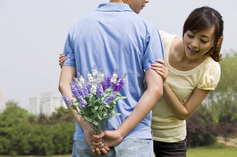 东方人,成年人,两个人,公园,笑,横图,彩色,室外,白天,爱情,度假,时尚,快乐,幸福,纯洁,树林,盛开,图片,野花,花蕾,休闲装,花,花瓣,花朵,鲜花,树,自然,花苞,花蕊,站着,郊游,休闲,健康,放松,活力,可爱,乐趣,亲密,童年,童趣,摄影,生活方式,赠送,轻松,户外活动,童真,烂漫,无邪,奉送,赠予,天真,男人,男性,年轻男性,年轻女性,女人,女性,亚洲人,中国人,年轻人,情侣,休闲活动,玩耍,半身,bj174